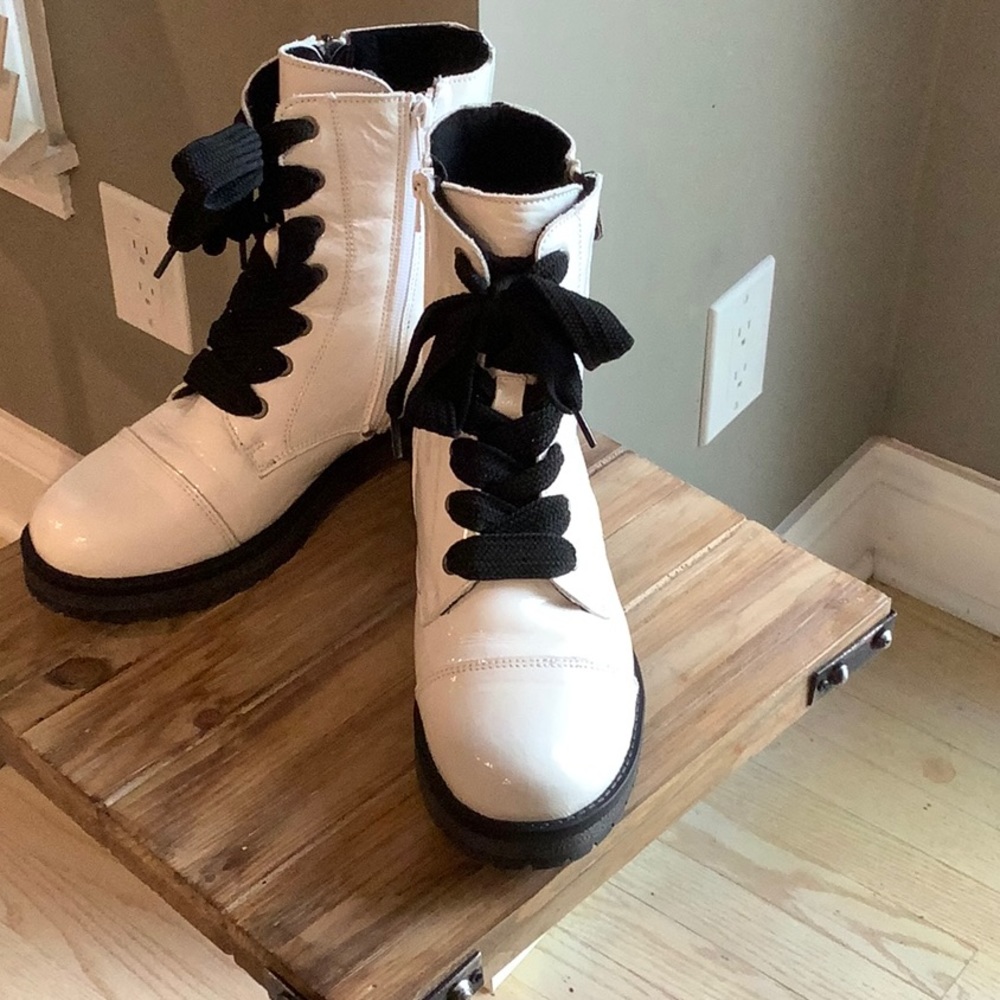 Box & Co Paulie Size 39 White Patent Waterproof Lace-Up Bootie